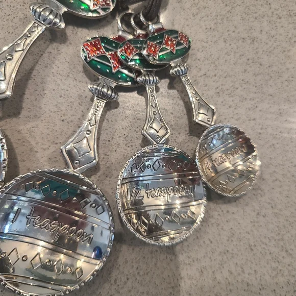 Holiday Theme Silver Measuring Spoons with Green and Red Accents - Picture 4 of 6